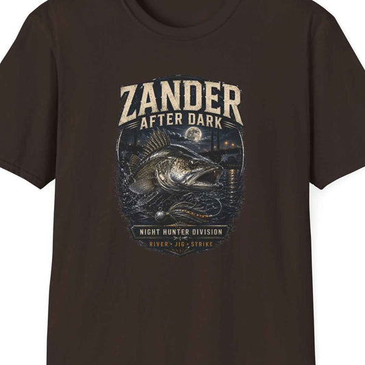 Zander After Dark T-Shirt Dark Chocolate — Nachtangler Vorderansicht – Design Nahaufnahme