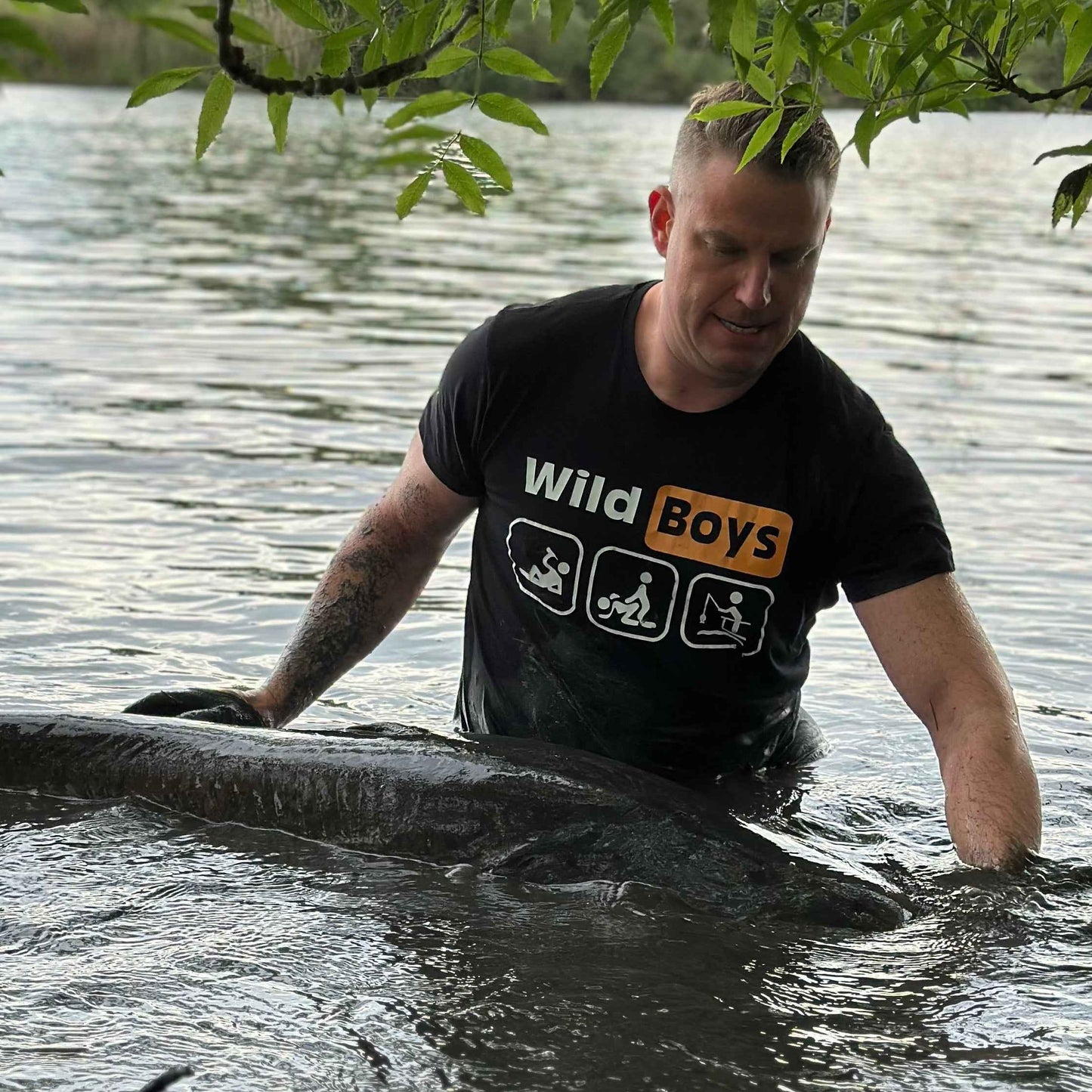 Wild Boys Angler T-Shirt – Die 3 Gebote | Lustiges Fishing Shirt für Männer | Angel Geschenkidee