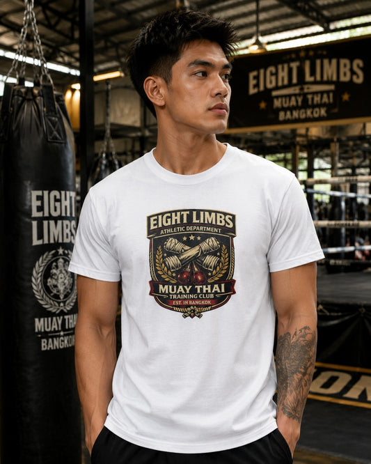 Eight Limbs Muay Thai T-Shirt am Model — Mann trägt Vintage Muay Thai Training Club Streetwear in einem Bangkok Boxgym