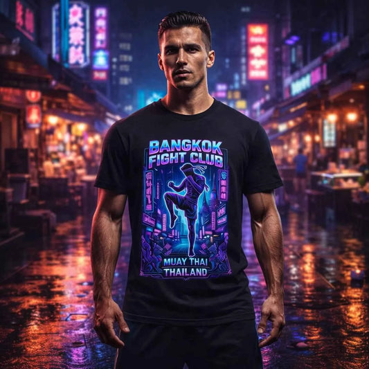 Muay Thai T-Shirt — Bangkok Fight Club Cyberpunk Graphic Tee | Kampfsport Geschenk – T-Shirt Designdetail Nahaufnahme