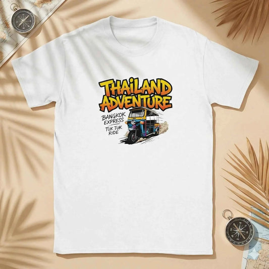 Thailand Adventure Tuk Tuk T-Shirt — Bangkok Streetwear Retro Graphic Tee | Reise Geschenk – T-Shirt Designdetail Nahaufnahme
