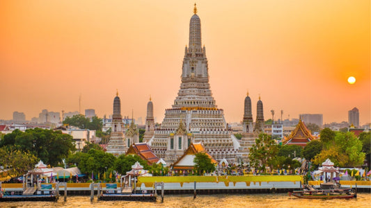 Wat Arun in Bangkok bei Sonnenuntergang am Chao Phraya – Bangkok Guide 2026