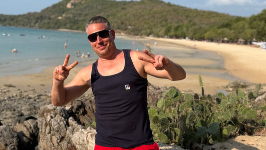 Dave von Wild Dave Thailand am Strand von Sai Kaew bei Pattaya – die 10 Fehler, die fast jeder Thailand-Erstbesucher macht