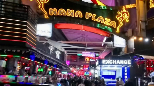 Nana Plaza in Bangkok bei Nacht – Thai Friendly, Tinder und Dating-Apps in Thailand ehrlich erklärt