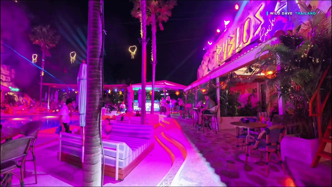 Byblos Beach Club Pattaya mit pinkem Byblos-Schriftzug, Palmen und beleuchteter Terrasse an der Walking Street