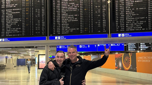 Dave von Wild Dave Thailand mit Kumpel vor der Abflugtafel am Flughafen Frankfurt, November 2025 – Thailand Einreise 2026: TDAC, 30 Tage visafrei und Checkliste