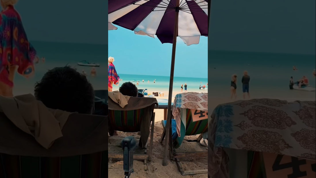 Sai Kaew Beach Pattaya – Blick vom Strandkorb unter dem Sonnenschirm auf das türkise Meer