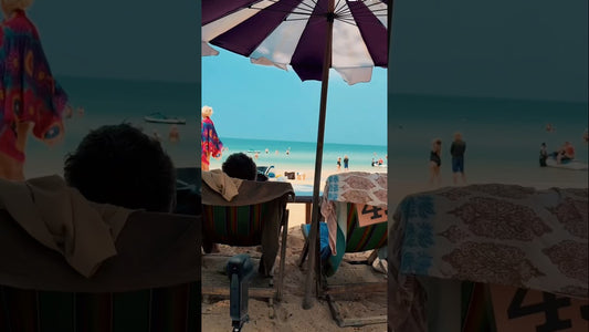 Sai Kaew Beach Pattaya – Blick vom Strandkorb unter dem Sonnenschirm auf das türkise Meer