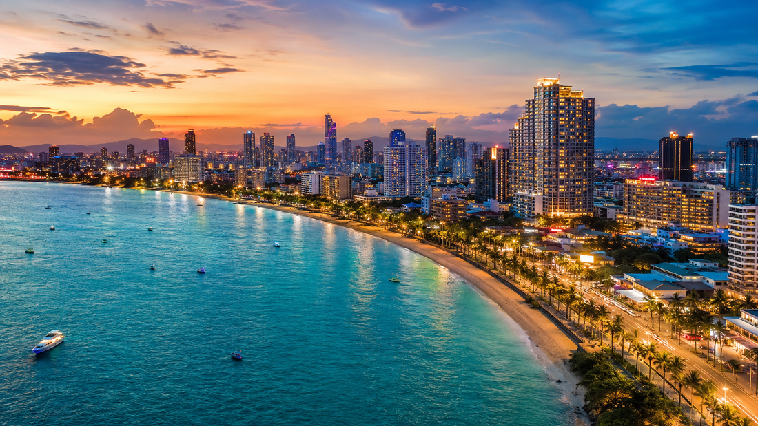 Pattaya Skyline und Strandpromenade bei Sonnenuntergang – Übersicht der Districts