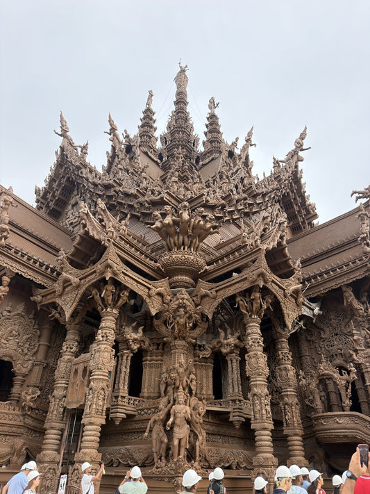 Sanctuary of Truth Pattaya – die kunstvoll geschnitzte Holzfassade des größten Holzschlosses der Welt