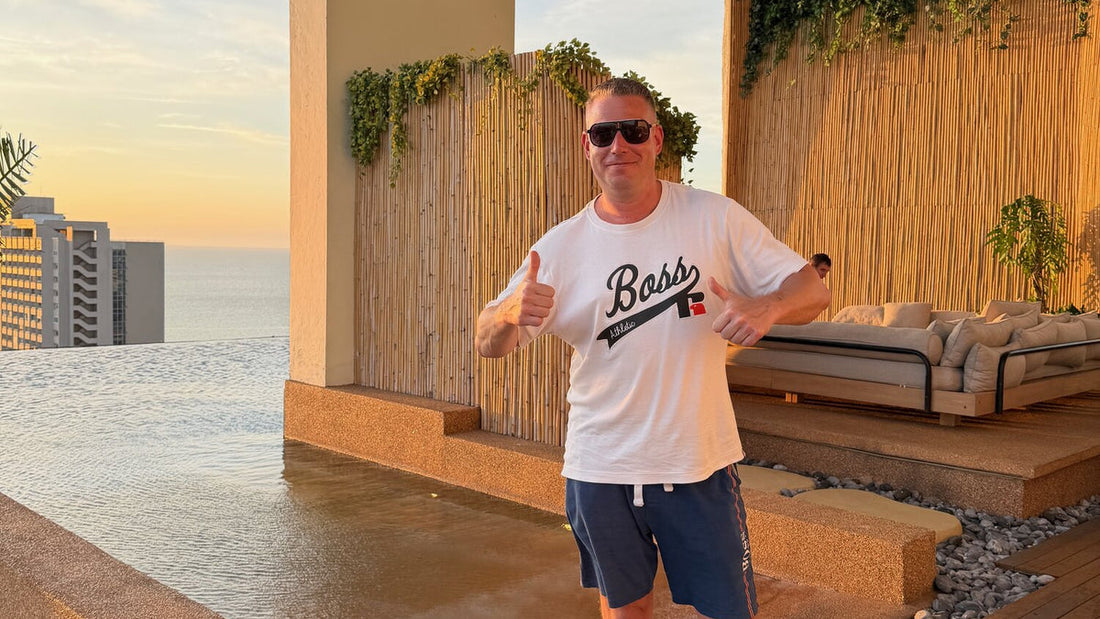 Dave von Wild Dave Thailand am Rooftop-Pool des Siam@Siam mit Blick auf die Bucht von Pattaya – welche Route für die erste Thailand-Reise