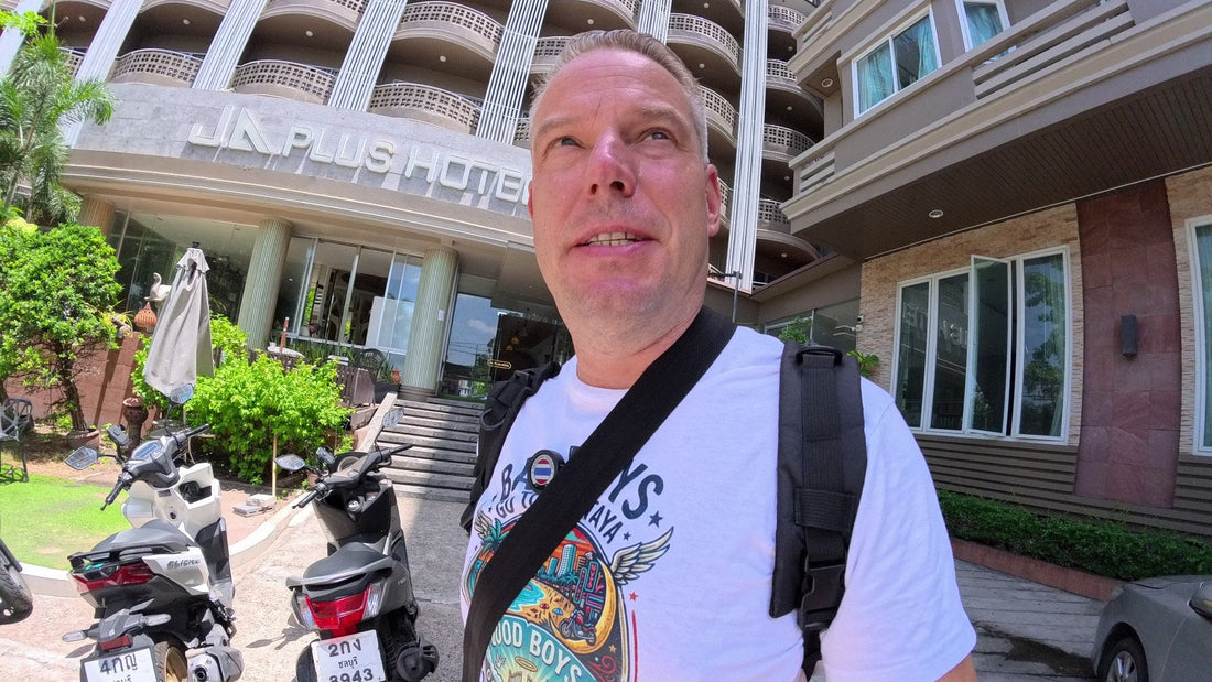 Dave von Wild Boys Thailand vor dem Sunday JA Plus Hotel Pattaya – ehrlicher Hotel-Test