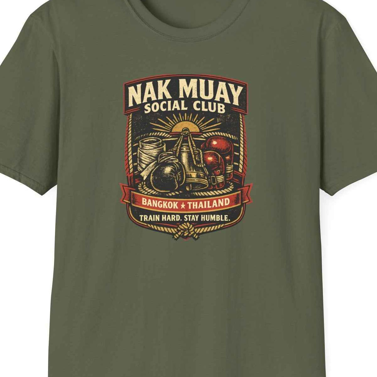 Nak Muay Social Club T-Shirt – Muay Thai Boxing Streetwear mit Vintage-Badge-Print – Design Nahaufnahme