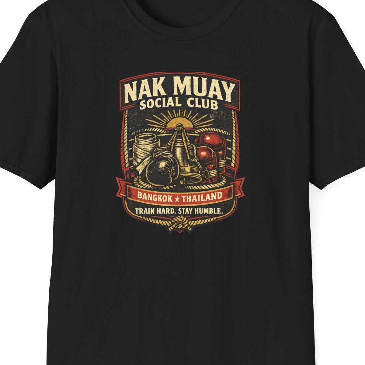 Nak Muay Social Club T-Shirt – Muay Thai Boxing Streetwear mit Vintage-Badge-Print – Design Nahaufnahme