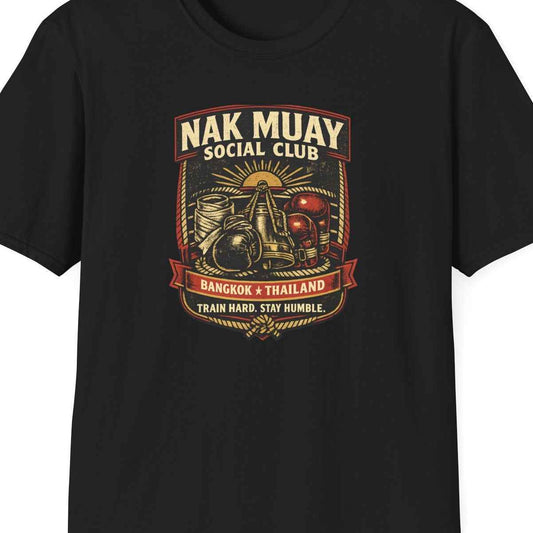 Nak Muay Social Club T-Shirt – Muay Thai Boxing Streetwear mit Vintage-Badge-Print – Design Nahaufnahme