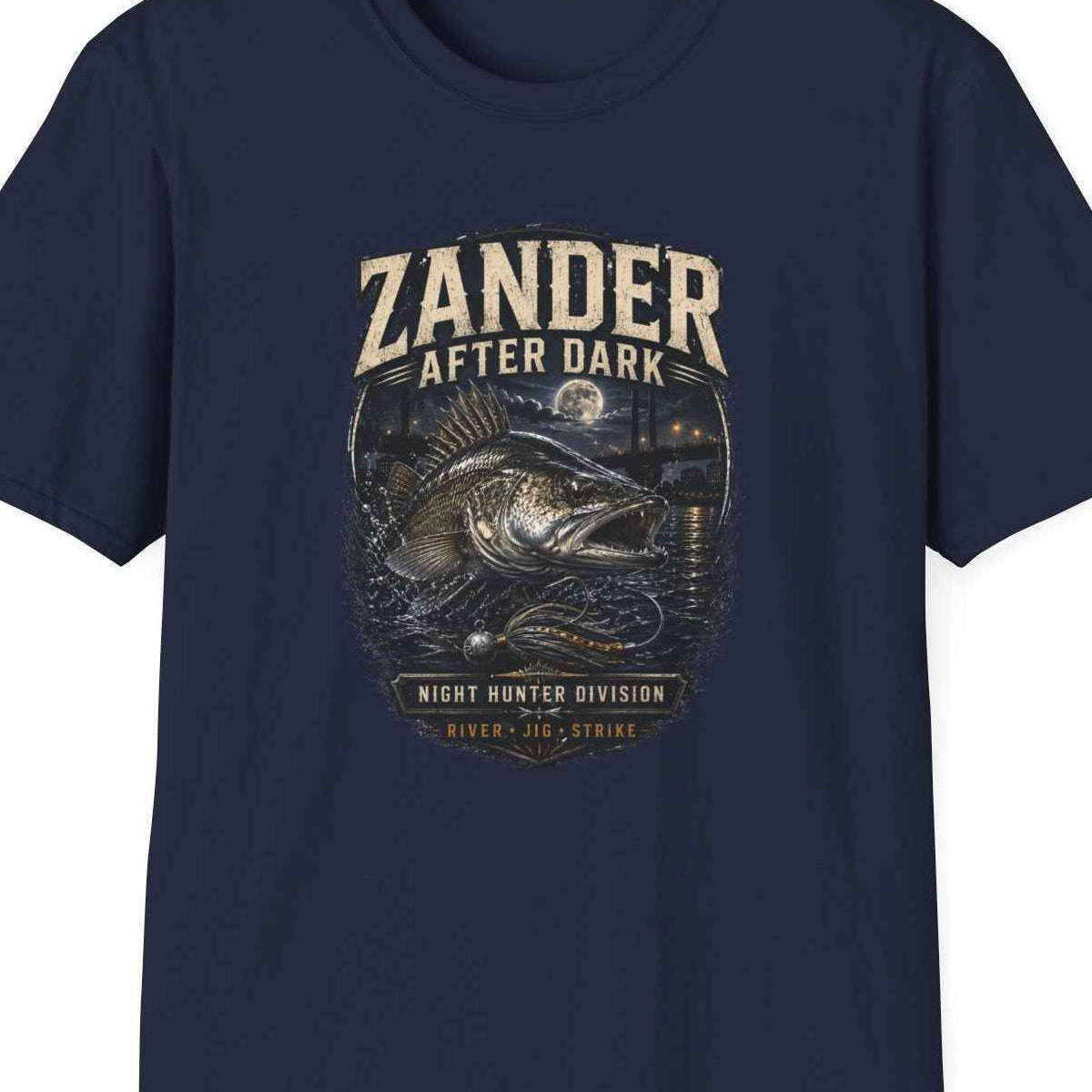 Zander After Dark T-Shirt Navy — Nachtangler Vorderansicht – Design Nahaufnahme