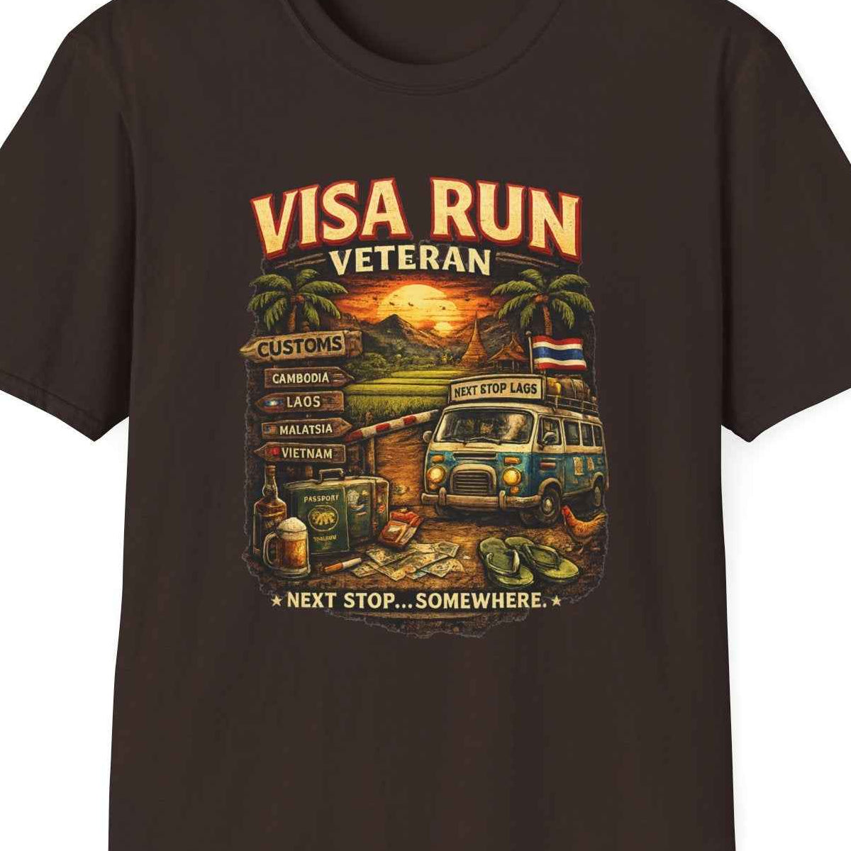 Visa Run Veteran T-Shirt dunkelbraun Travel Humor Digital Nomad Graphic Tee – Design Nahaufnahme
