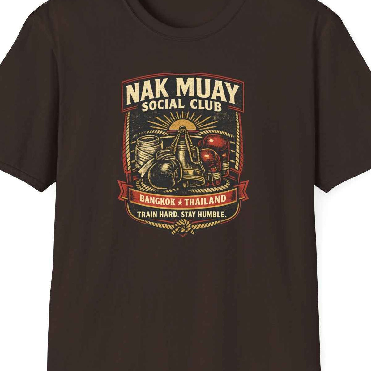Nak Muay Social Club T-Shirt – Muay Thai Boxing Streetwear mit Vintage-Badge-Print – Design Nahaufnahme