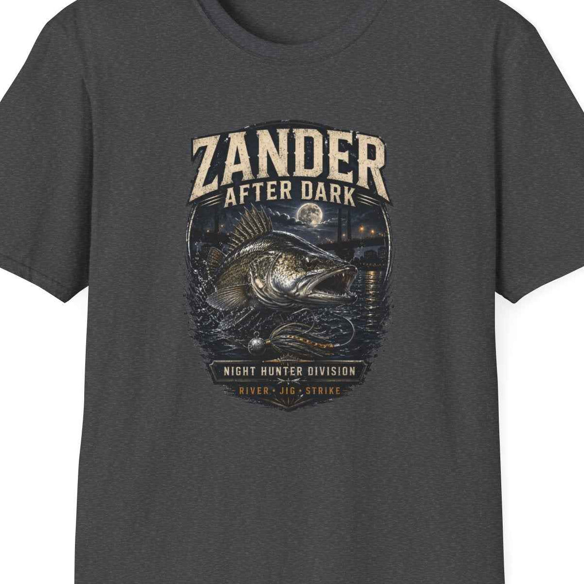 Zander After Dark T-Shirt Dark Heather — Nachtangler Vorderansicht – Design Nahaufnahme
