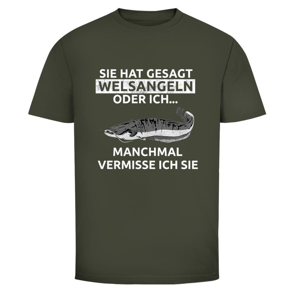 Witziges Welsangeln T-Shirt mit Spruch „Sie hat gesagt Welsangeln oder ich…“. Perfekt für Angler, Waller-Fans & Fischer. - Wild Boys Shop