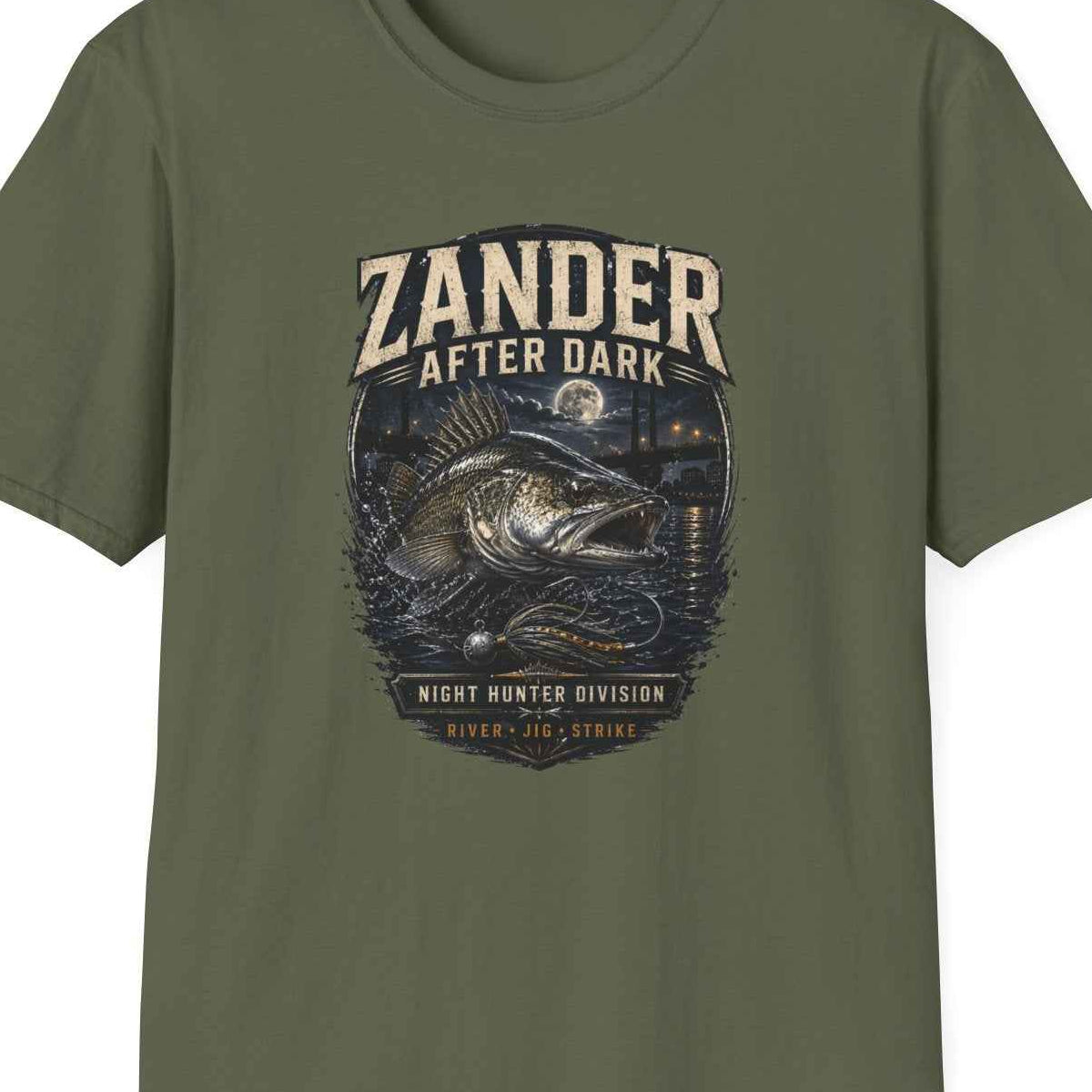 Zander After Dark T-Shirt Military Green — Nachtangler Vorderansicht – Design Nahaufnahme