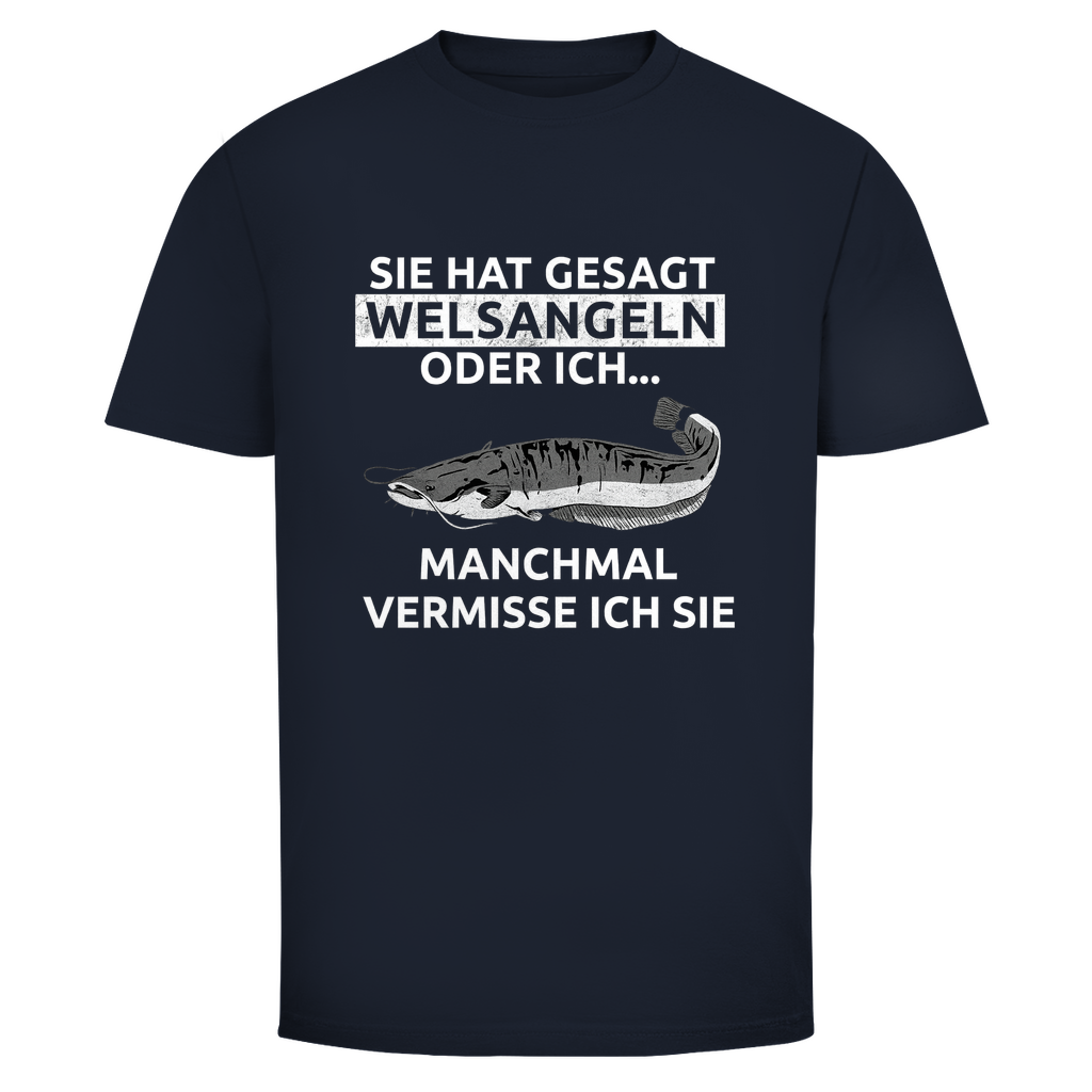 Witziges Welsangeln T-Shirt mit Spruch „Sie hat gesagt Welsangeln oder ich…“. Perfekt für Angler, Waller-Fans & Fischer. - Wild Boys Shop