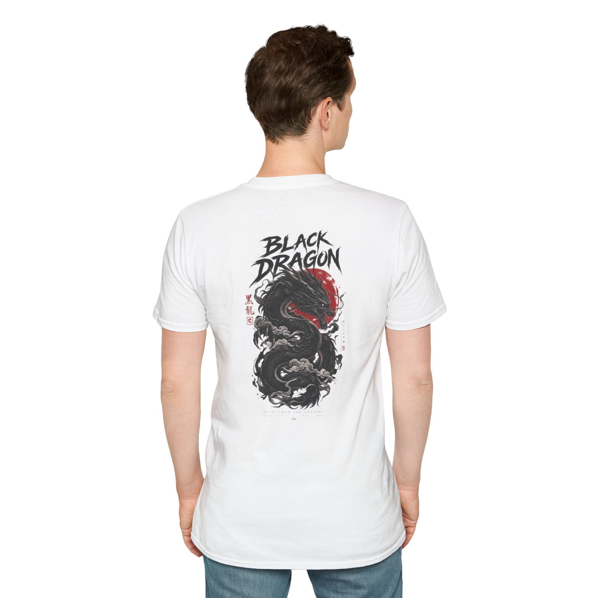 Mann trägt Black Dragon Tattoo T-Shirt in weiß, Rückenansicht mit Irezumi Drachen Print
