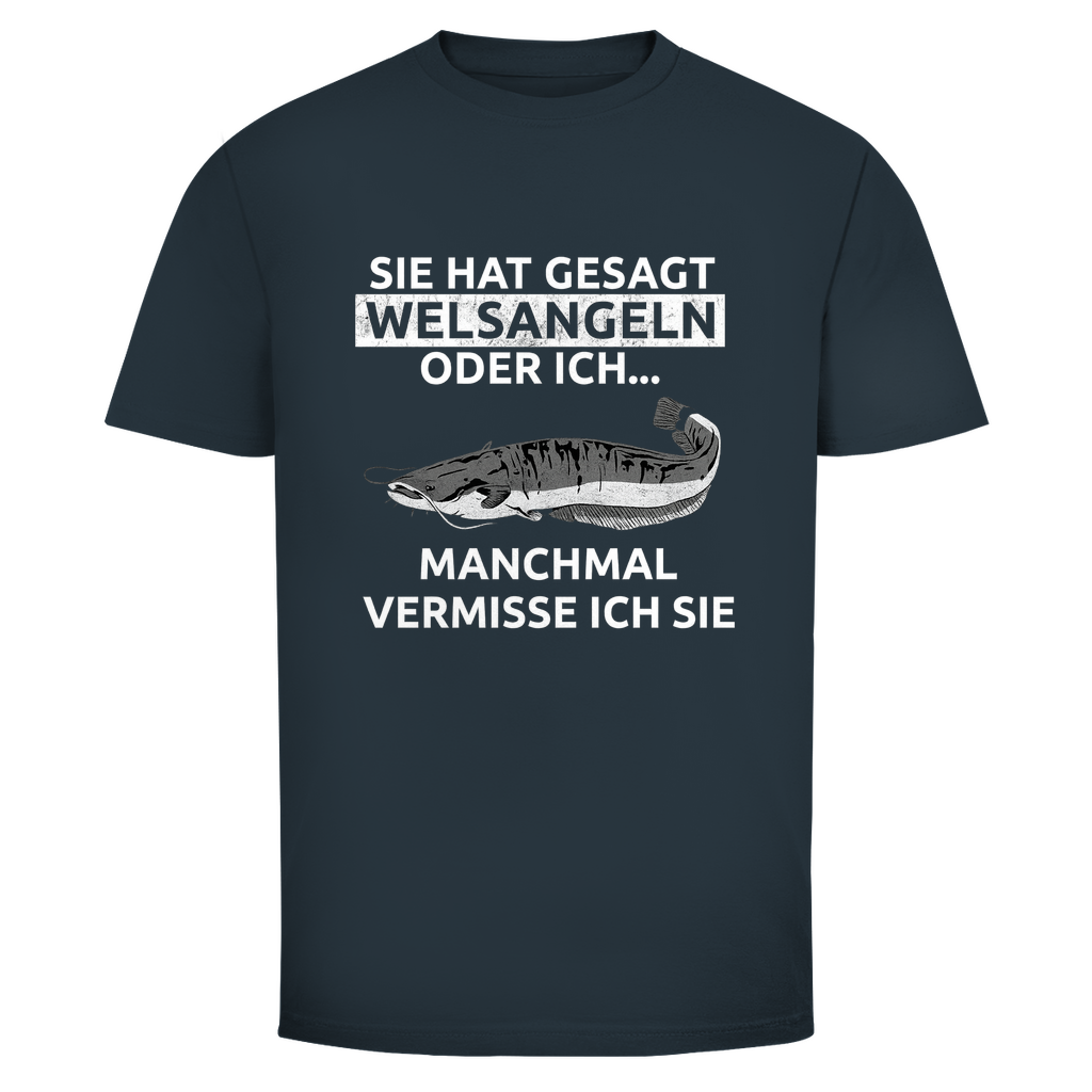 Witziges Welsangeln T-Shirt mit Spruch „Sie hat gesagt Welsangeln oder ich…“. Perfekt für Angler, Waller-Fans & Fischer. - Wild Boys Shop
