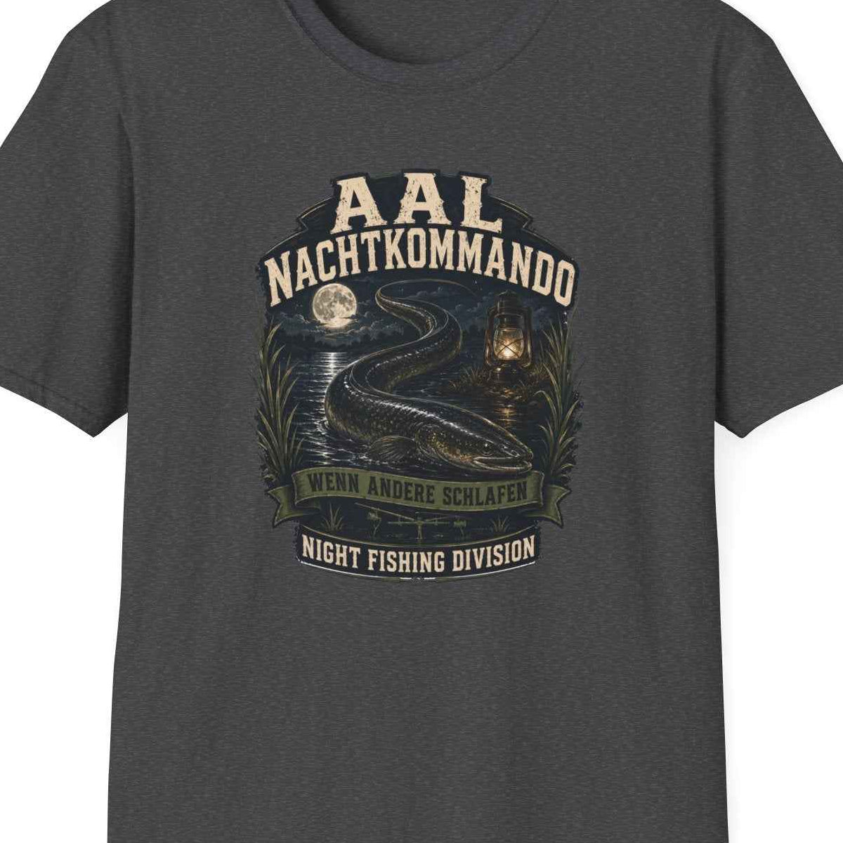 Aal Nachtkommando T-Shirt — Angler Geschenk Flatlay – Design Nahaufnahme