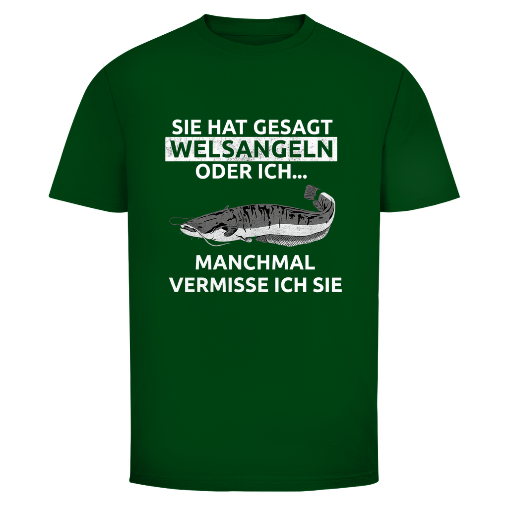 Witziges Welsangeln T-Shirt mit Spruch „Sie hat gesagt Welsangeln oder ich…“. Perfekt für Angler, Waller-Fans & Fischer. - Wild Boys Shop