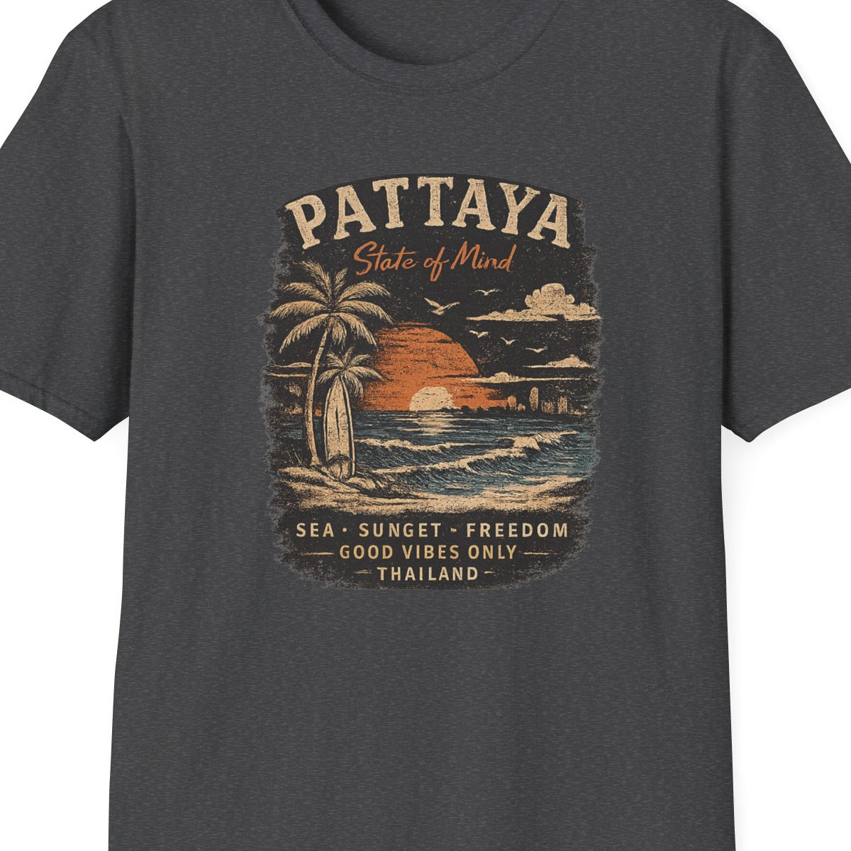 Pattaya State of Mind T-Shirt Dark Heather — Thailand Vintage Beach Sunset Graphic Tee – Design Nahaufnahme