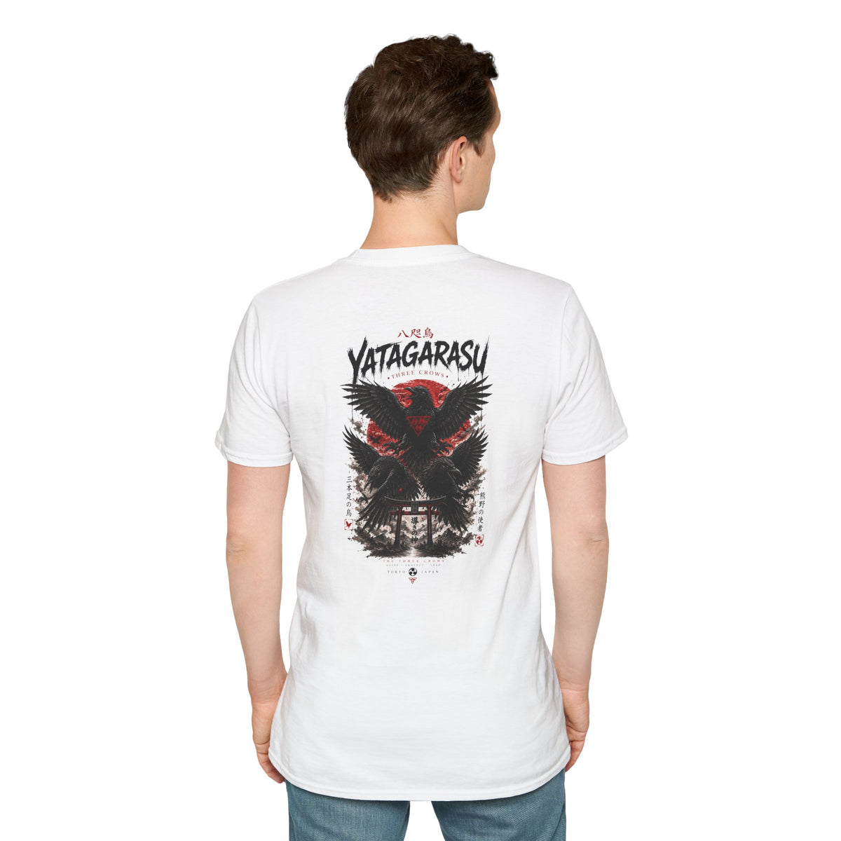 Model trägt das Yatagarasu Krähen T-Shirt — großer Backprint