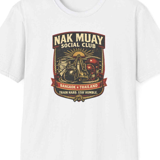Nak Muay Social Club T-Shirt – Muay Thai Boxing Streetwear mit Vintage-Badge-Print – Design Nahaufnahme