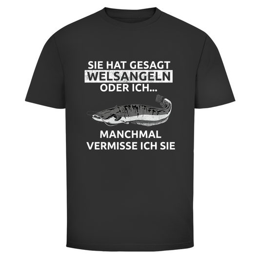 Witziges Welsangeln T-Shirt mit Spruch „Sie hat gesagt Welsangeln oder ich…“. Perfekt für Angler, Waller-Fans & Fischer. - Wild Boys Shop