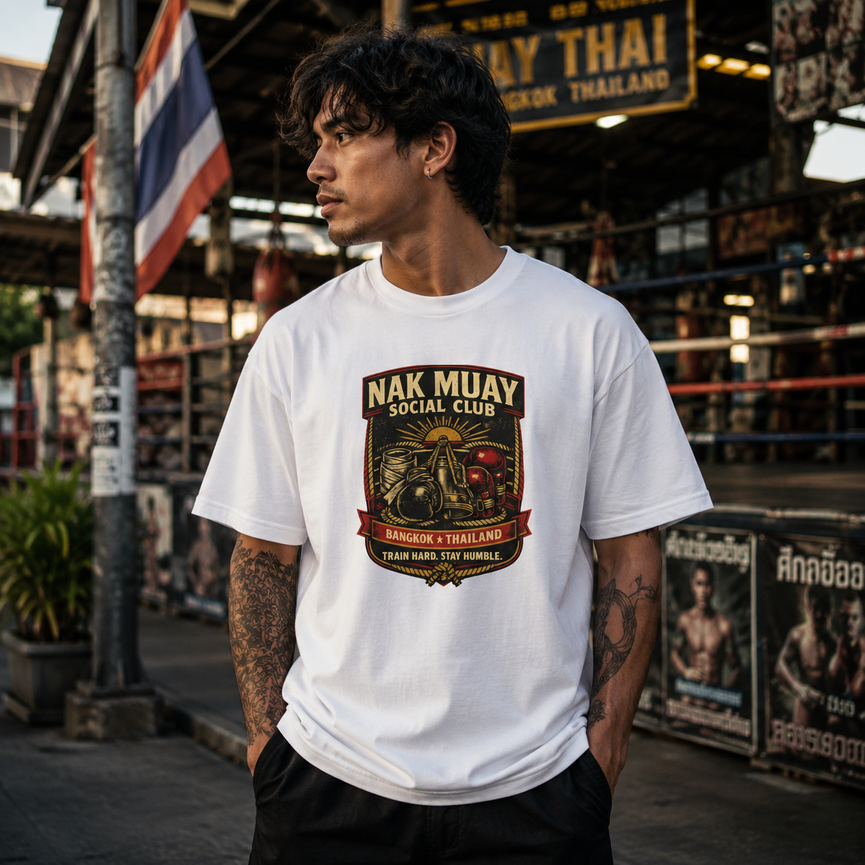 Nak Muay Social Club T-Shirt – Muay Thai Boxing Streetwear mit Vintage-Badge-Print