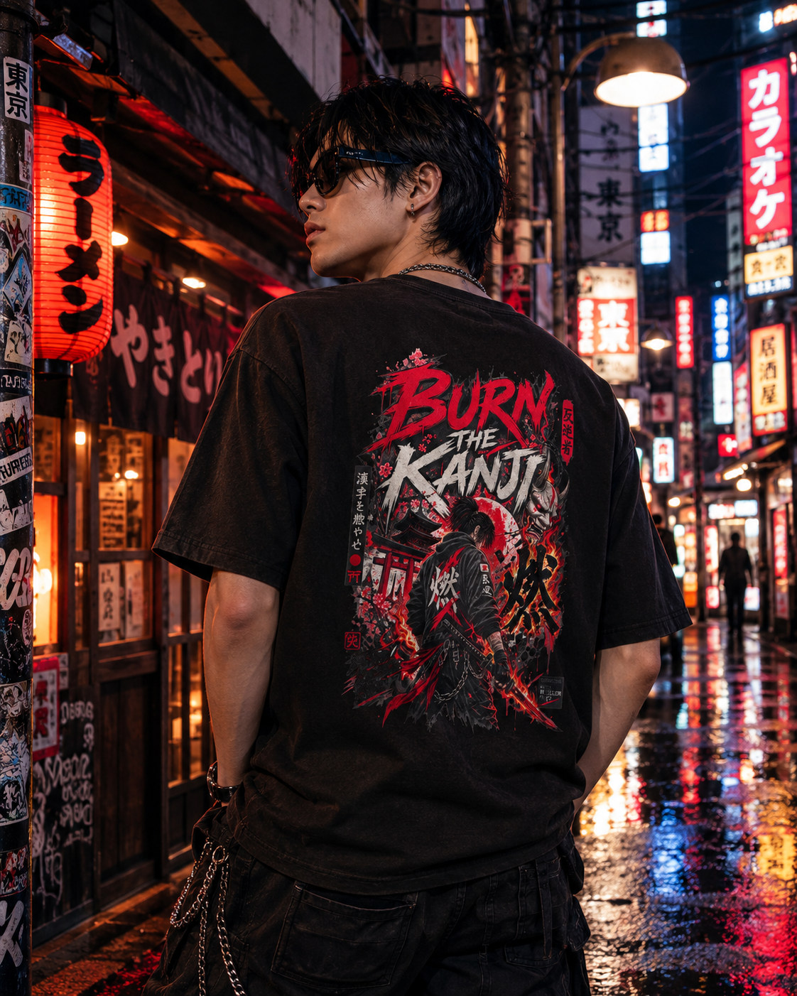 Burn The Kanji T-Shirt schwarz getragen — Japanese Streetwear Lifestyle Tokio bei Nacht