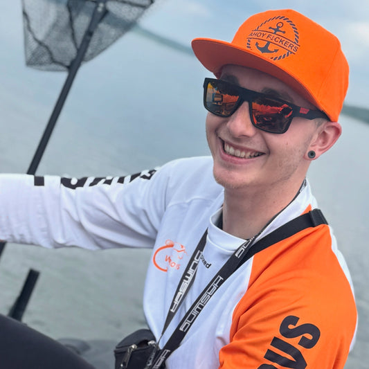 AHOY F*CKERS Snapback – Angler Cap – T-Shirt Designdetail Nahaufnahme