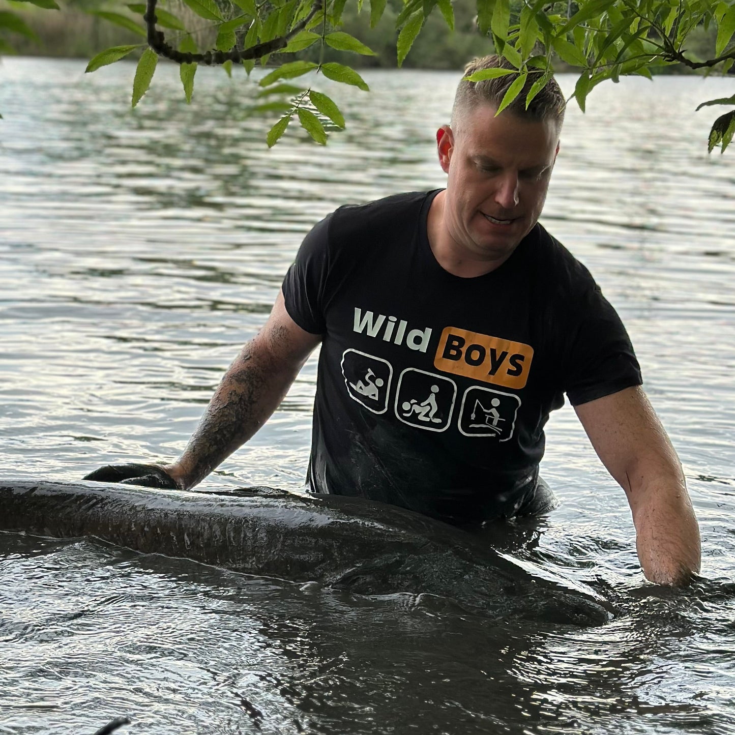 Wild Boys Angler T-Shirt – Die 3 Gebote | Lustiges Fishing Shirt für Männer | Angel Geschenkidee