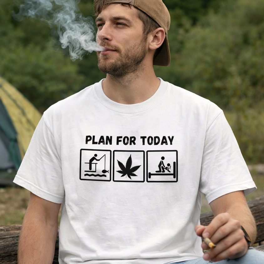Männliches Model trägt ein weißes T-Shirt mit dem lustigen Angler-Design „Plan For Today“, drei Symbolen für Angeln, Natur und Entspannung; Outdoor-Szene im Wald, ideales Geschenk für Fischer und Outdoor-Fans.