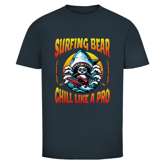 Surfing Bear -Chill Like a Pro – T-Shirt Designdetail Nahaufnahme