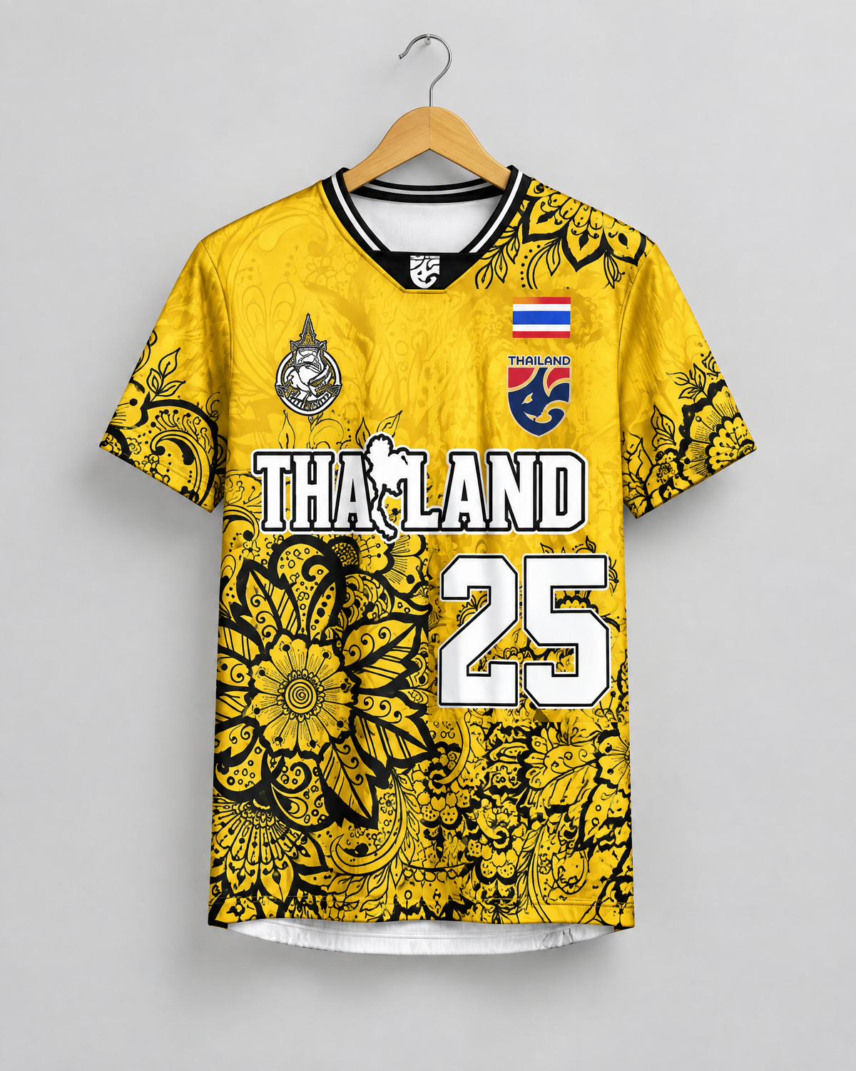 Illustratives Produkt-Mockup: Thailand Trikot Nr. 25 Gelb Gold auf Kleiderbügel