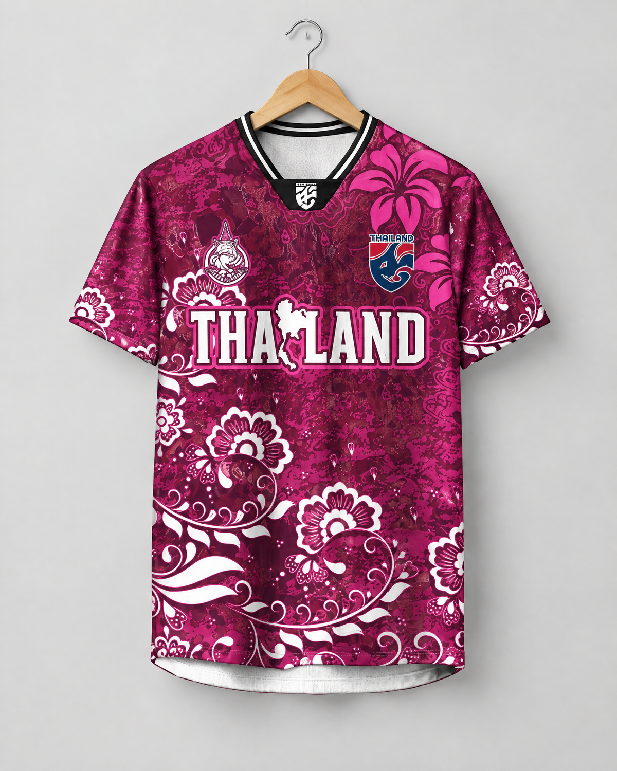 Illustratives Produkt-Mockup: Thailand Trikot Nr. 99 Bordeaux Blumen auf Kleiderbügel