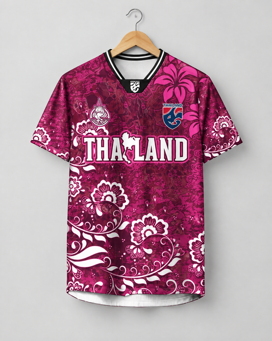Illustratives Produkt-Mockup: Thailand Trikot Nr. 99 Bordeaux Blumen auf Kleiderbügel