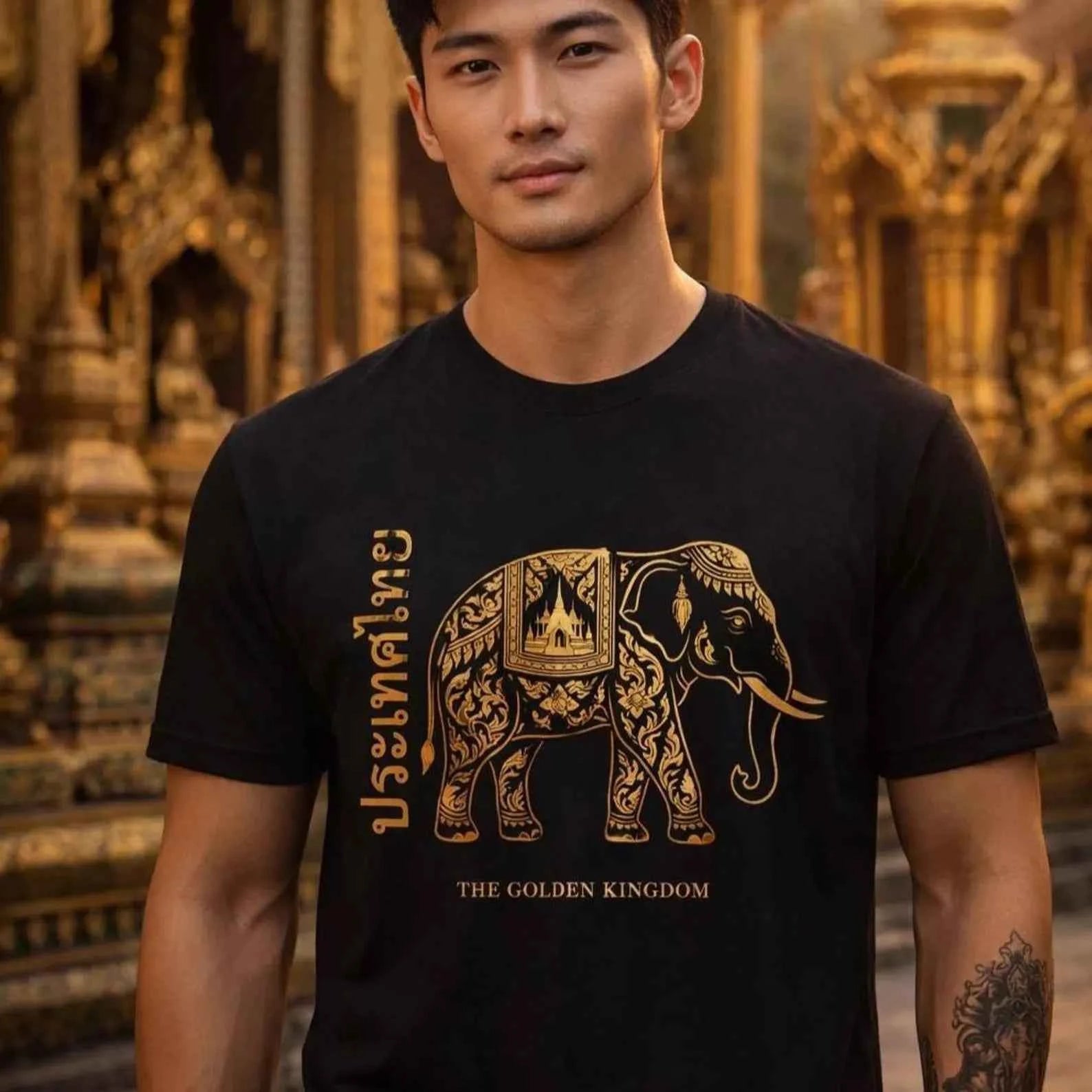 Thai Elephant T-Shirt — Golden Kingdom Thailand Streetwear Graphic Tee | Elefant Geschenk – T-Shirt Designdetail Nahaufnahme
