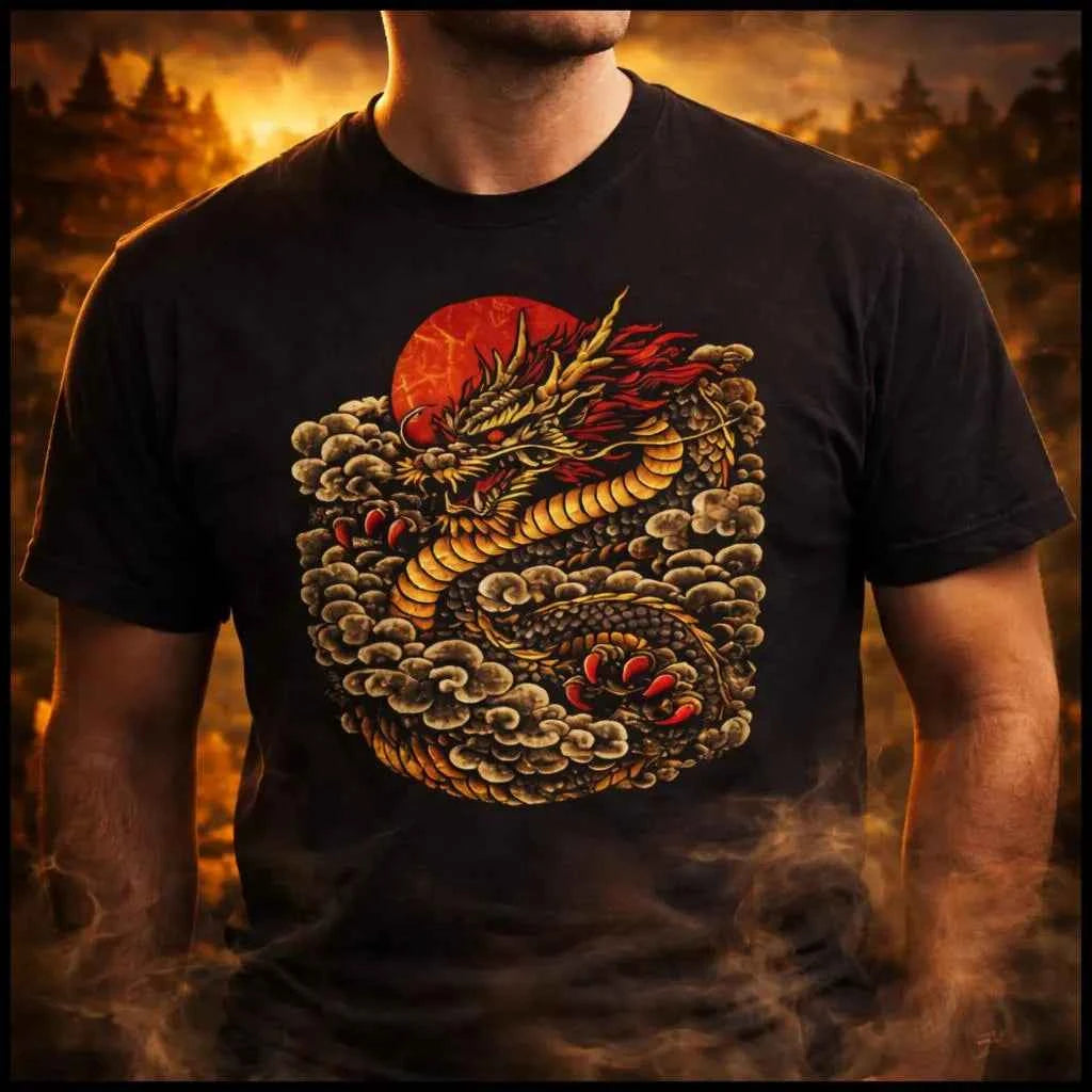 Dragon T-Shirt — Golden Dragon Rising Asia Streetwear Graphic Tee | Drachen Geschenk – T-Shirt Designdetail Nahaufnahme