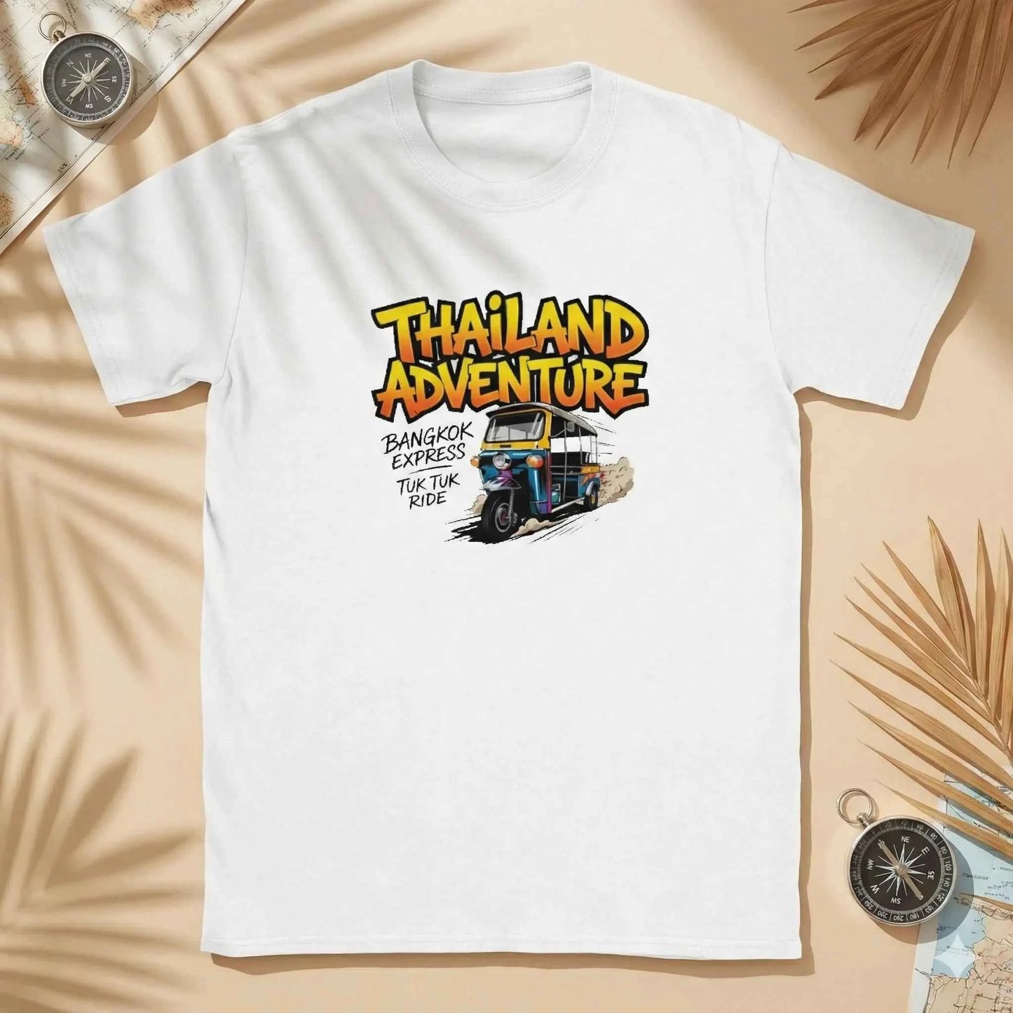 Thailand Adventure Tuk Tuk T-Shirt — Bangkok Streetwear Retro Graphic Tee | Reise Geschenk – T-Shirt Designdetail Nahaufnahme