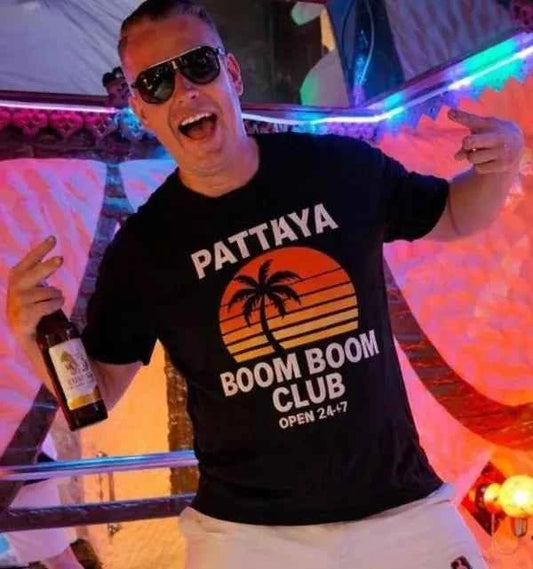 Pattaya Boom Boom Club T-Shirt Herren – Thailand Party & Retro Sunset Shirt
