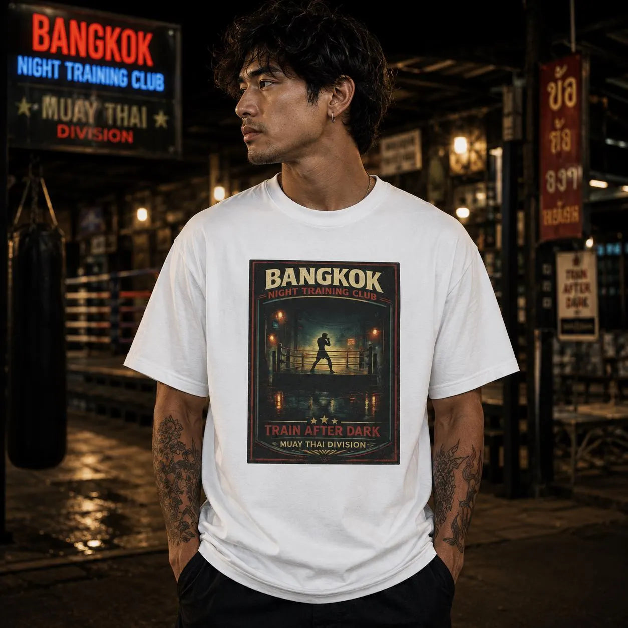 Bangkok Night Training Club T-Shirt – Muay Thai Boxing & Streetwear mit Retro-Poster-Print
