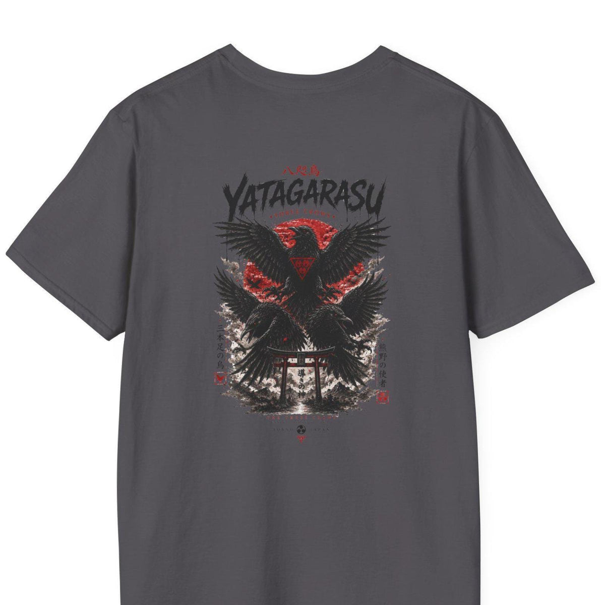 Yatagarasu T-Shirt Charcoal — dreibeinige Krähe Backprint mit roter Sonne und Torii, Japanese Streetwear