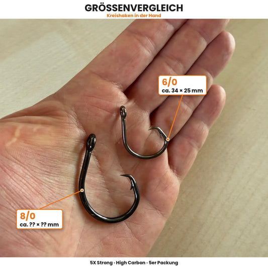 Größenvergleich in der Hand: Kreishaken 8/0 ca. 45 × 35 mm und 6/0 ca. 34 × 25 mm